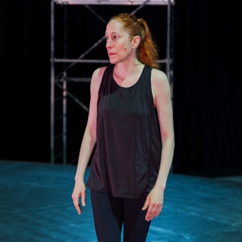 Η Κόρα Καρβούνη στον ρόλο της Αντιγόνης, σε σκηνοθεσία Ούλριχ Ράσε στην Επίδαυρο