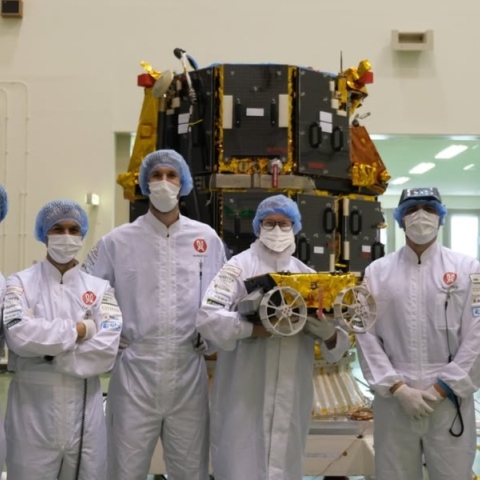 ιαπωνια, επιστημονες μπροστα απο δορυφορο