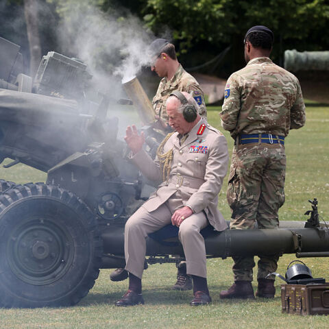 Ο βασιλιάς Κάρολος εντυπωσίασε με «άψογη τεχνική» στο πυροβόλο όπλο