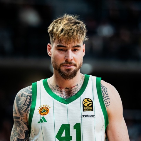 Ο Ερνανγκόμεθ του Παναθηναϊκού έμεινε στο γήπεδο και παρακολούθησε την απονομή στον Ολυμπιακό