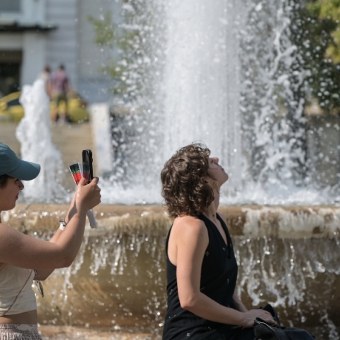 Καιρός, συντριβανι, περαστικοι