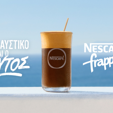 Φωτογραφία με ποτήρι Nescafé Frappé σε καλοκαιρινό φόντο με θέα τη θάλασσα. Στα αριστερά, το συνοδευτικό μήνυμα «Είναι απολαυστικό να είσαι ο εαυτός σου» και δεξιά το λογότυπο Nescafé Frappé.