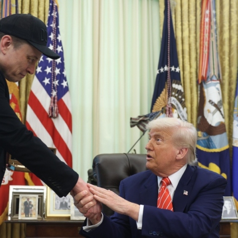 Ο Έλον Μασκ με τον Ντόναλντ Τραμπ στον Λευκό Οίκο