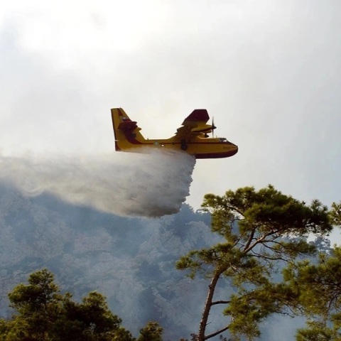 φωτια, αεροσκαφος, νερο