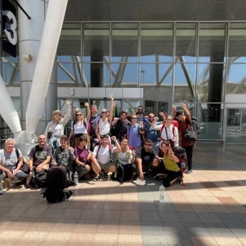 δεκάδες Έλληνες στο αεροδρόμιο του Καΐρου, πορεια προς Γαζα