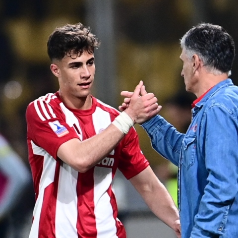 Ο Χαράλαμπος Κωστούλας με τον προπονητή του Ολυμπιακού, Χοσέ Λουίς Μεντιλίμπαρ