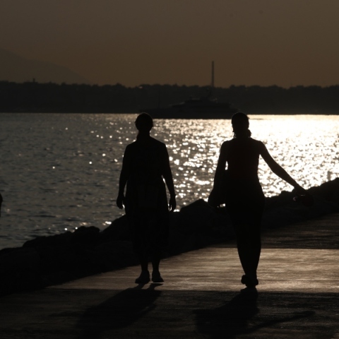 Καιρός, παραλια, ηλιοβασιλεμα, περαστικοι