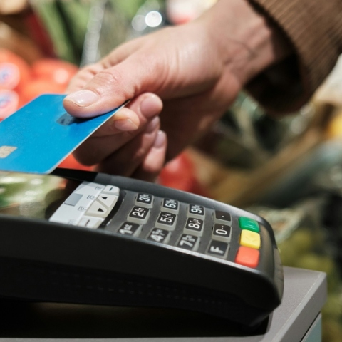 επιδόματα, χερι σκαναρει καρτα σε pos