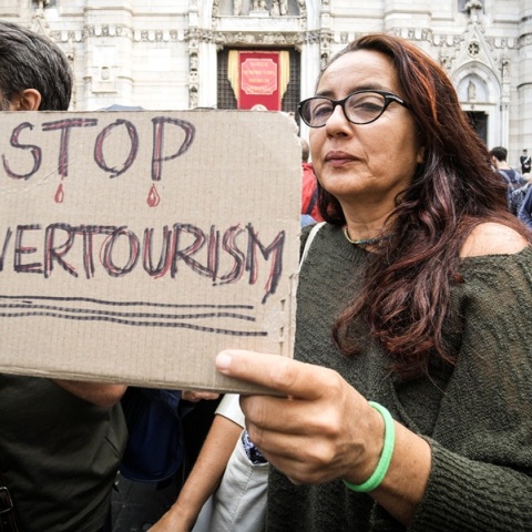 «Οι διακοπές σας, το βάσανό μου»: Χιλιάδες κάτοικοι πόλεων της νότιας Ευρώπης κατά του υπερτουρισμού