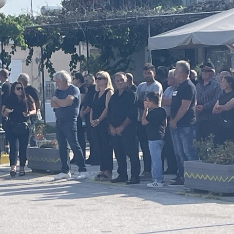 Σπαραγμός στην κηδεία του 14χρονου που πνίγηκε στον Άραχθο