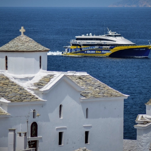 Σκόπελoς, καραβι, θαλασσα