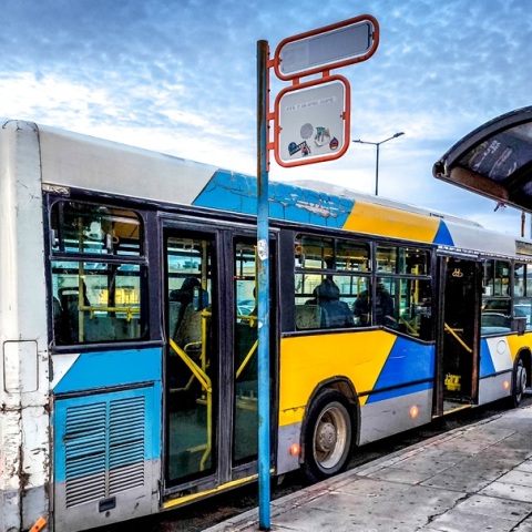 Ανήλικος προσποιούνταν τον ελεγκτή στα λεωφορεία και εισέπραττε τα πρόστιμα επί έναν χρόνο