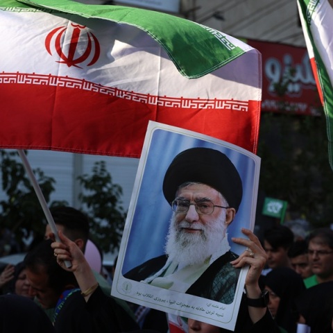 Ρήξη εκ των έσω, κατάρρευση ή μετάβαση; Πώς θα μπορούσε να μοιάζει μια αλλαγή καθεστώτος στο Ιράν;