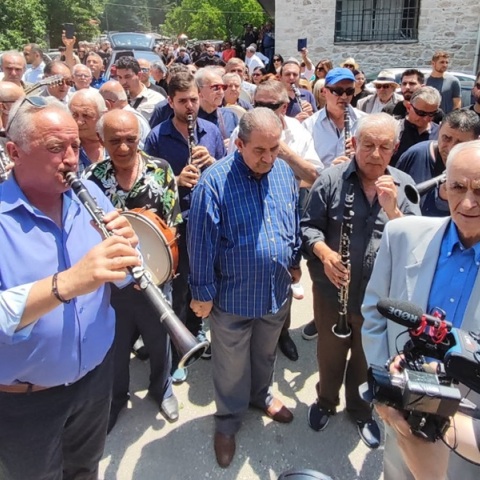 Με χειροκροτήματα, κλαρίνα και το μοιρολόι της Μαριόλας αποχαιρέτησαν τον Πετρουλούκα Χαλκιά στο Δελβινάκι Πωγωνίου