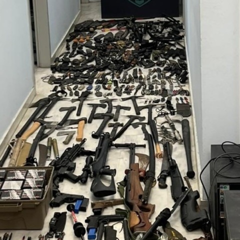 «Θα ρίξω μία ριπή και θα τους πυροβολήσω» - Οπλοστάσιο έκρυβε 42χρονος στα Χανιά