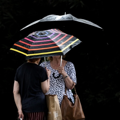 Γυναίκες με ομπρέλα εν μέσω καλοκαιρινής βροχής
