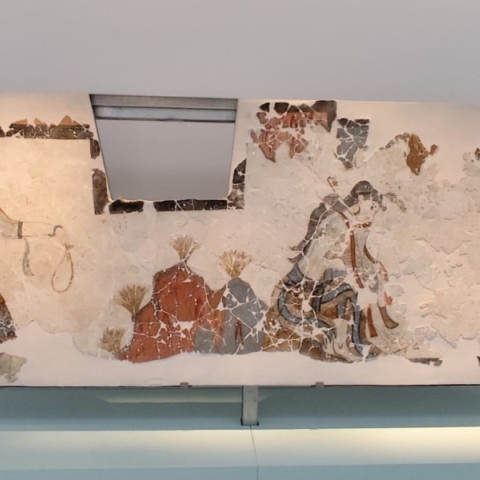 Γυναίκες στο άδυτο» από το προϊστορικό Ακρωτήρι, Μενδώνη