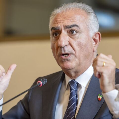 Ο εξόριστος «διάδοχος του θρόνου» του Ιράν δηλώνει έτοιμος να αναλάβει τη διαδοχή του Χαμενεΐ