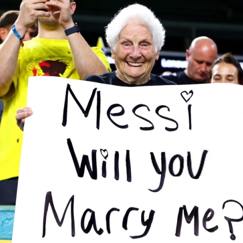 Μέσι, Γιαγιά, γηπεδο