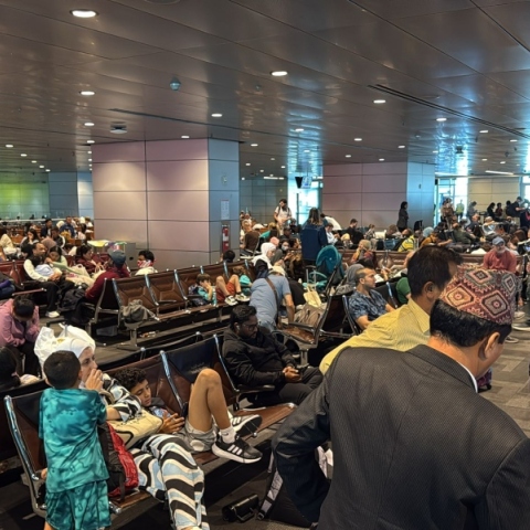 Κατάρ, επιβατες αεροδρομιου σε αναμονη