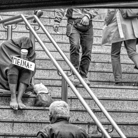 αστεγος ζητιανευει στο κεντρο της Αθηνας