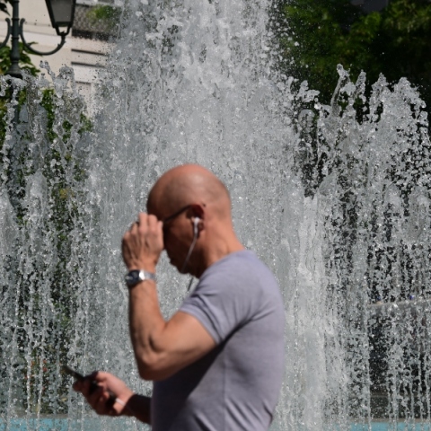 Καιρός, συντριβανι, περαστικοι