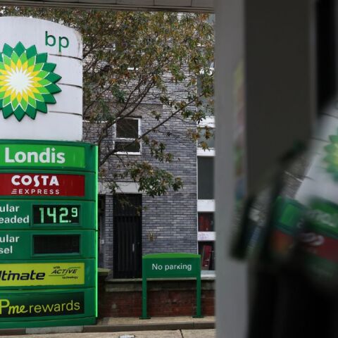 Έρχεται το megadeal του αιώνα στο πετρέλαιο: Η Shell συζητά την εξαγορά της BP