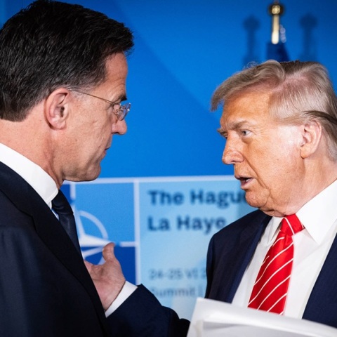 Ο «μπαμπάς» που σταματά καβγά στο προαύλιο - Το σχόλιο του Μαρκ Ρούτε για τους χειρισμούς Τραμπ στη Μέση Ανατολή