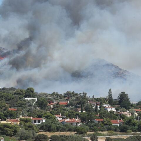 Φωτιά στην Παλαιά Φωκαία: Σε 40 απεγκλωβισμούς κατοίκων - Νέες κυκλοφοριακές ρυθμίσεις στη λεωφόρο Αθηνών-Σουνίου	