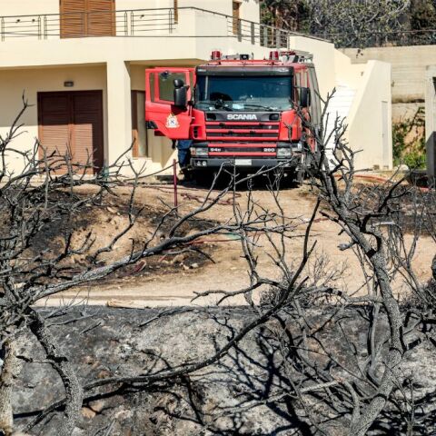 Πυροσβεστική για φωτιά στην Παλαιά Φωκαία: Mεγάλη μάχη με τις φλόγες ανάμεσα σε σπίτια