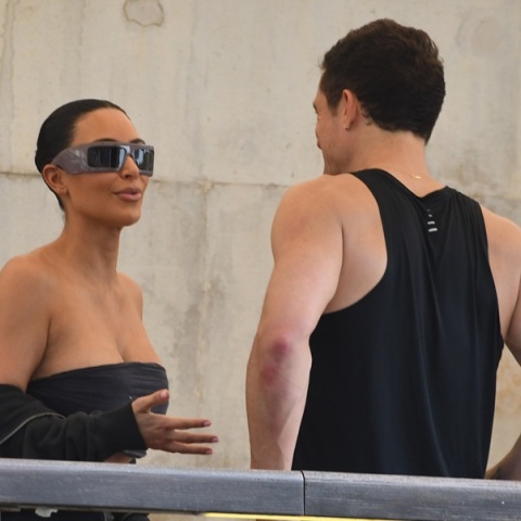 Ορλάντο Μπλουμ: Νέες...ματιές και θερμές χειραψίες στην Κιμ Καρντάσιαν πριν τον γάμο του Μπέζος