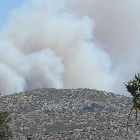 Φωτιά τώρα στην Παλαιά Φώκαια:  Αναφορές για καμένα σπίτια - Μπαράζ μηνυμάτων του 112