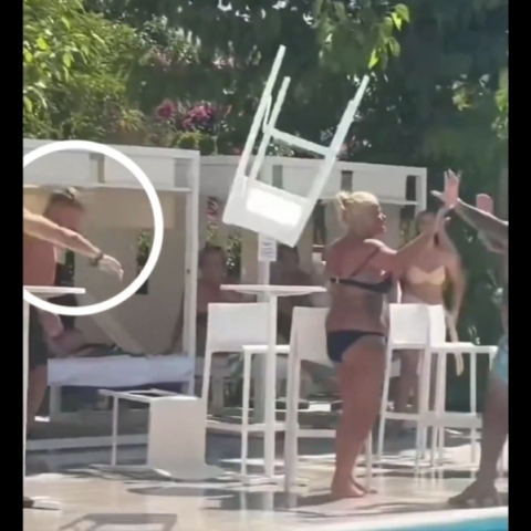 Ισπανία, Ποδοσφαιριστής πετά καρεκλα σε γυναικα