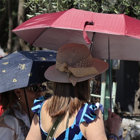 Καιρός: Ο καύσωνας «έβρασε» τη χώρα - Ποιες περιοχές της Αττικής έπιασαν κόκκινο