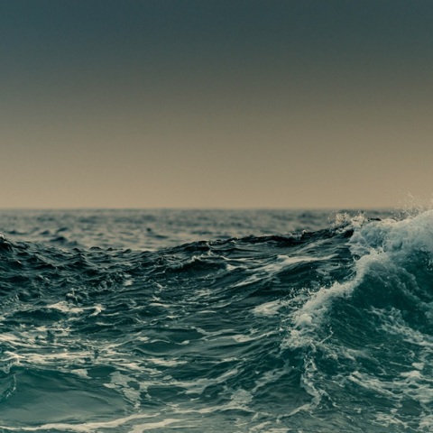 Εύβοια: Αστυνομικός έσωσε μάνα και κόρη που παρασύρθηκαν με στρώμα θαλάσσης από ρεύματα