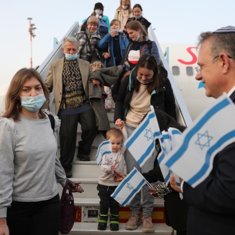 Ισραηλινοί αποβιβαζονται απο αεροπλανο