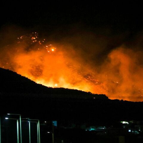 Φωτιά στην Αχλιά Iεράπετρας : Δύσκολη η νύχτα, τεράστια κινητοποίηση – Ανεξέλεγκτο το πύρινο μέτωπο