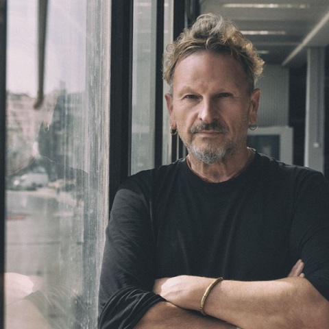 Ο Μιχαήλ Μαρμαρινός ανεβάζει την παράσταση ««ζ- η- θ, ο Ξένος» στην Επίδαυρο