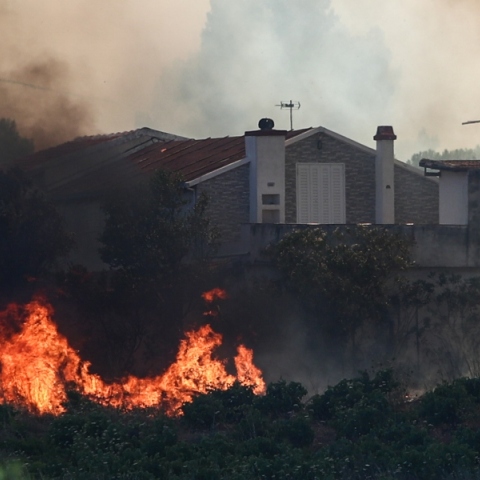 φωτιά στη Ραφήνα, σπιτι καιγεται