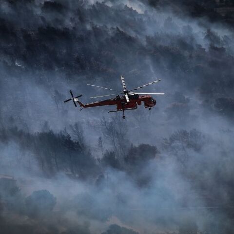 Σε ύφεση η πυρκαγιά στη Ραφήνα - Έγιναν περίπου 57 απεγκλωβισμοί πολιτών