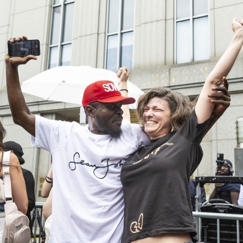 Φαν του Diddy πανηγύριζαν και αλείφονταν με baby oil έξω από το δικαστήριο