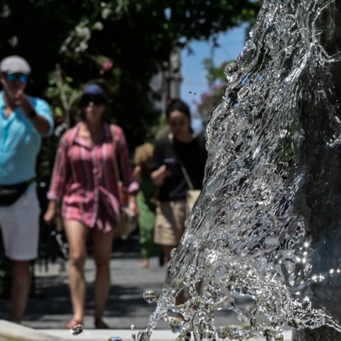 Καιρός, συντριβανι, περαστικοι