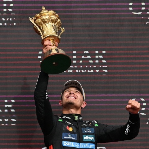 F1: Ο Λάντο Νόρις χόρεψε στη βροχή του Σίλβερστοουν