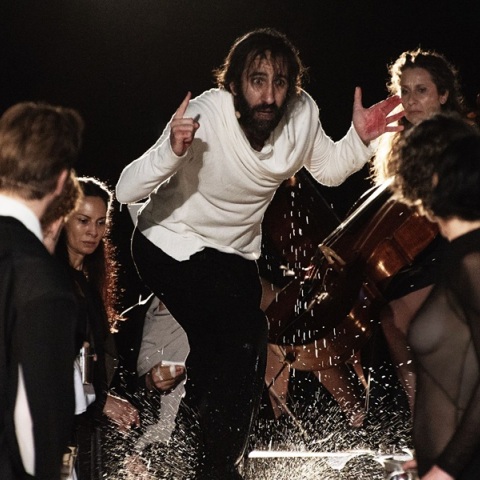 Ο Χάρης Φραγκούλης υποδύεται τον ξένο στην παράσταση «ζ-η-θ- Ο Ξένος» σε σκηνοθεσία Μιχαήλ Μαρμαρινού