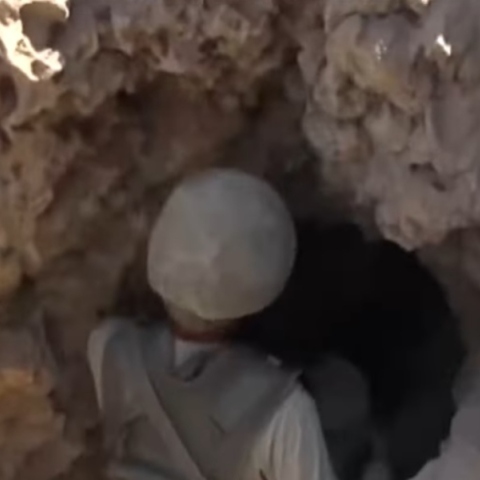 Τούρκοι στρατιώτες εισέρχονται σε σπήλαιο στο βόρειο Ιράκ