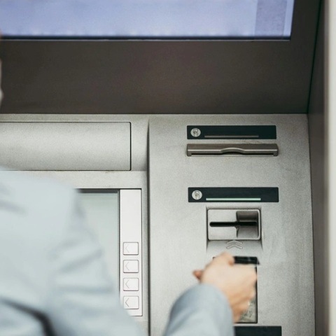 επιδομα, γυναικα βγαζει λεφτα απο ΑΤΜ