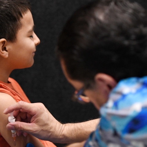 γιατρος εμβολιαζει ασθενη για ιλαρα