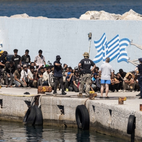 μεταναστες σε λιμανι της Κρητης