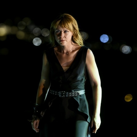 H Λένα Παπαληγούρα στον ρόλο της Αντιγόνης, σε σκηνοθεσία Θέμη Μουμουλίδη