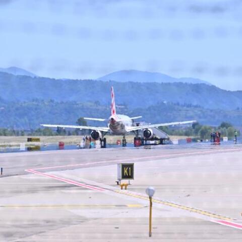 Risucchiato dal motore dell'aereo, orrore in aeroporto a Bergamo